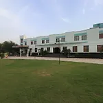 Oyo 33387 Laxmi Lawn And Resort Suite