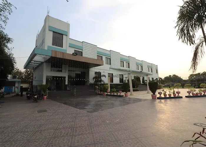 Oyo 33387 Laxmi Lawn And Resort Suite
