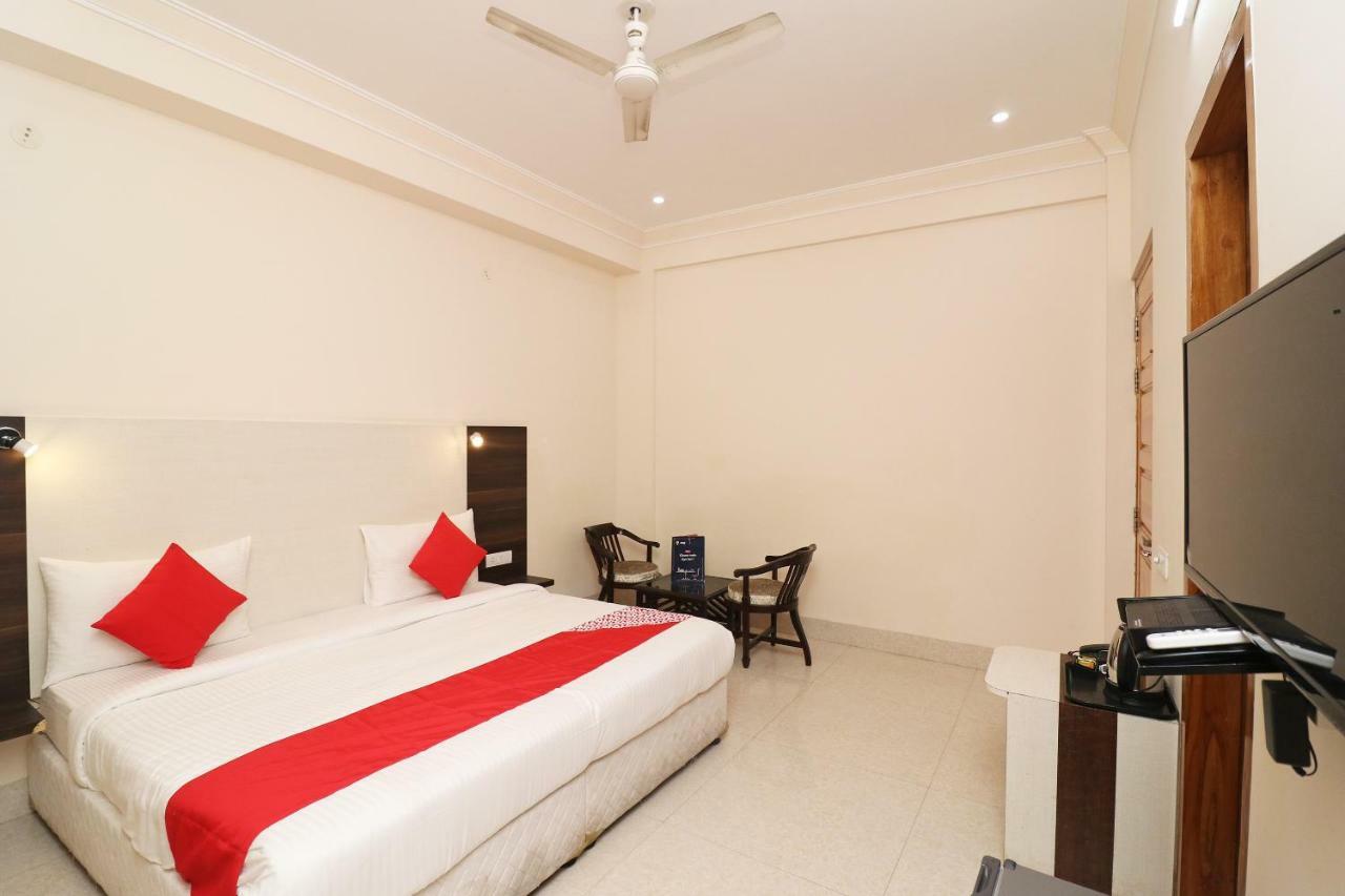 Oyo 33387 Laxmi Lawn And 3* Lucknow