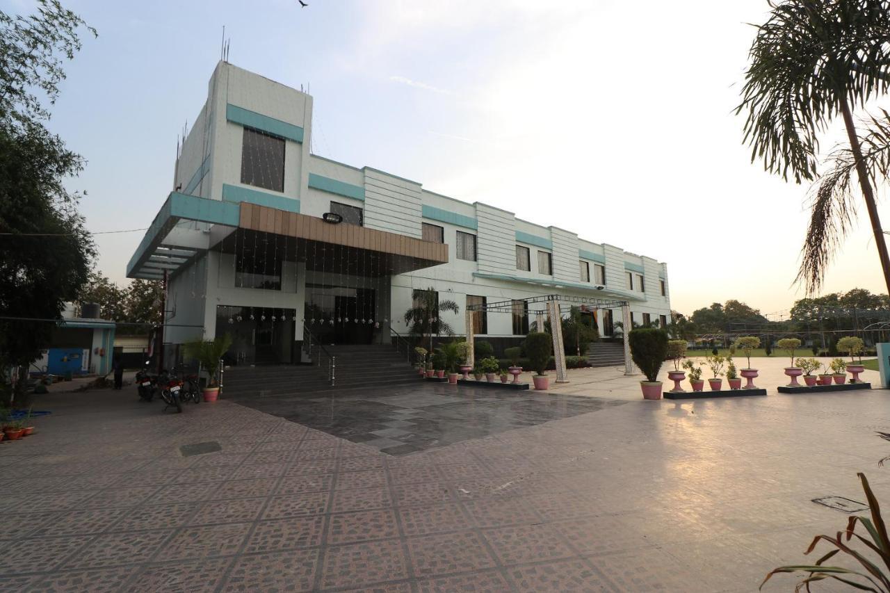 Hotel Oyo 33387 Laxmi Lawn And Lucknow