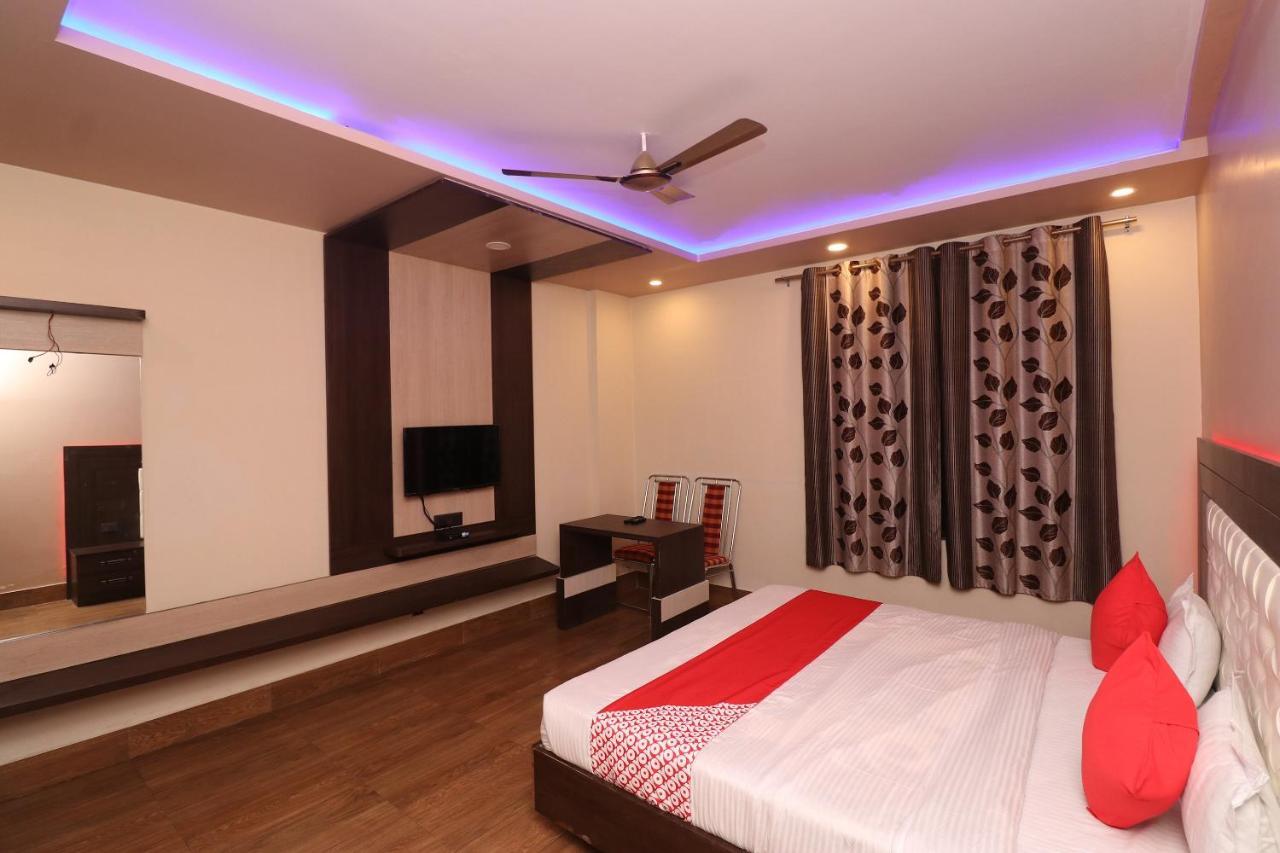 Oyo 33387 Laxmi Lawn And 3*