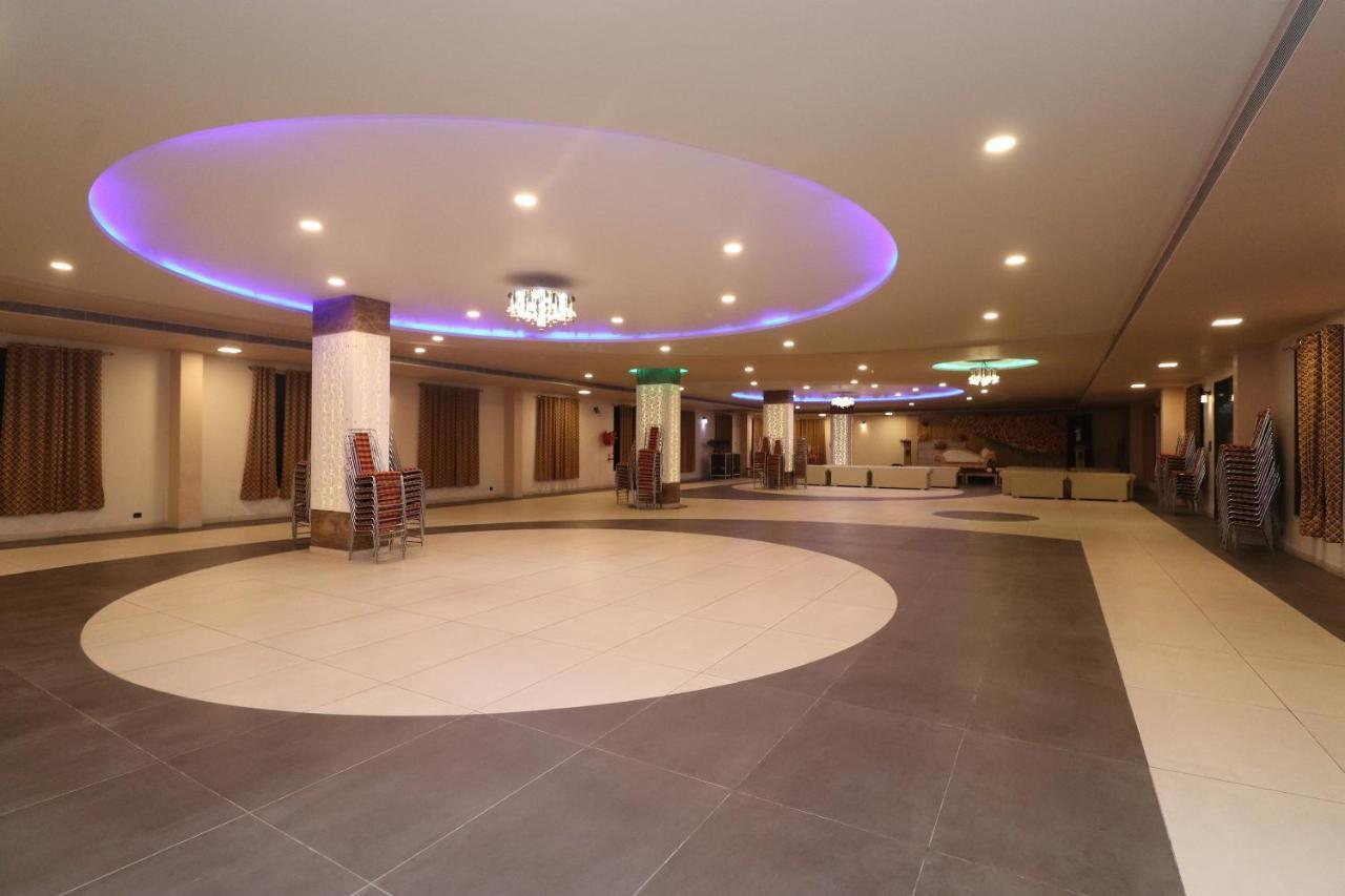 Oyo 33387 Laxmi Lawn And Hotel 3*