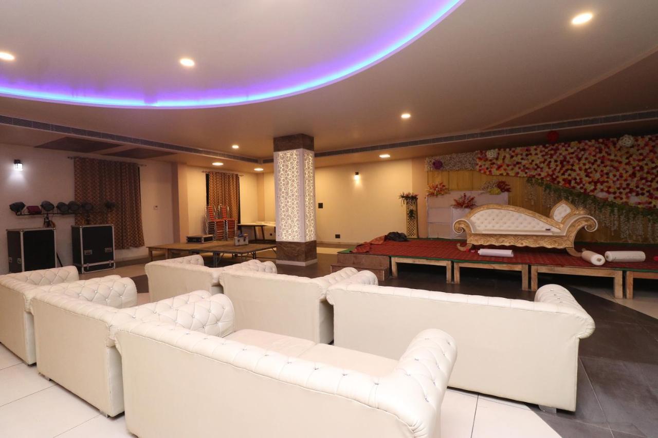 Oyo 33387 Laxmi Lawn And Lucknow