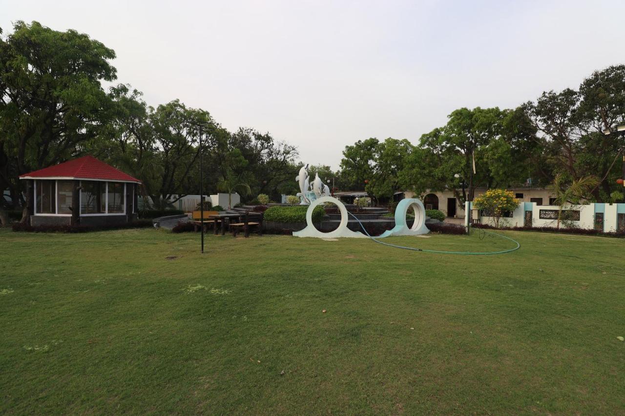 Oyo 33387 Laxmi Lawn And Hotel