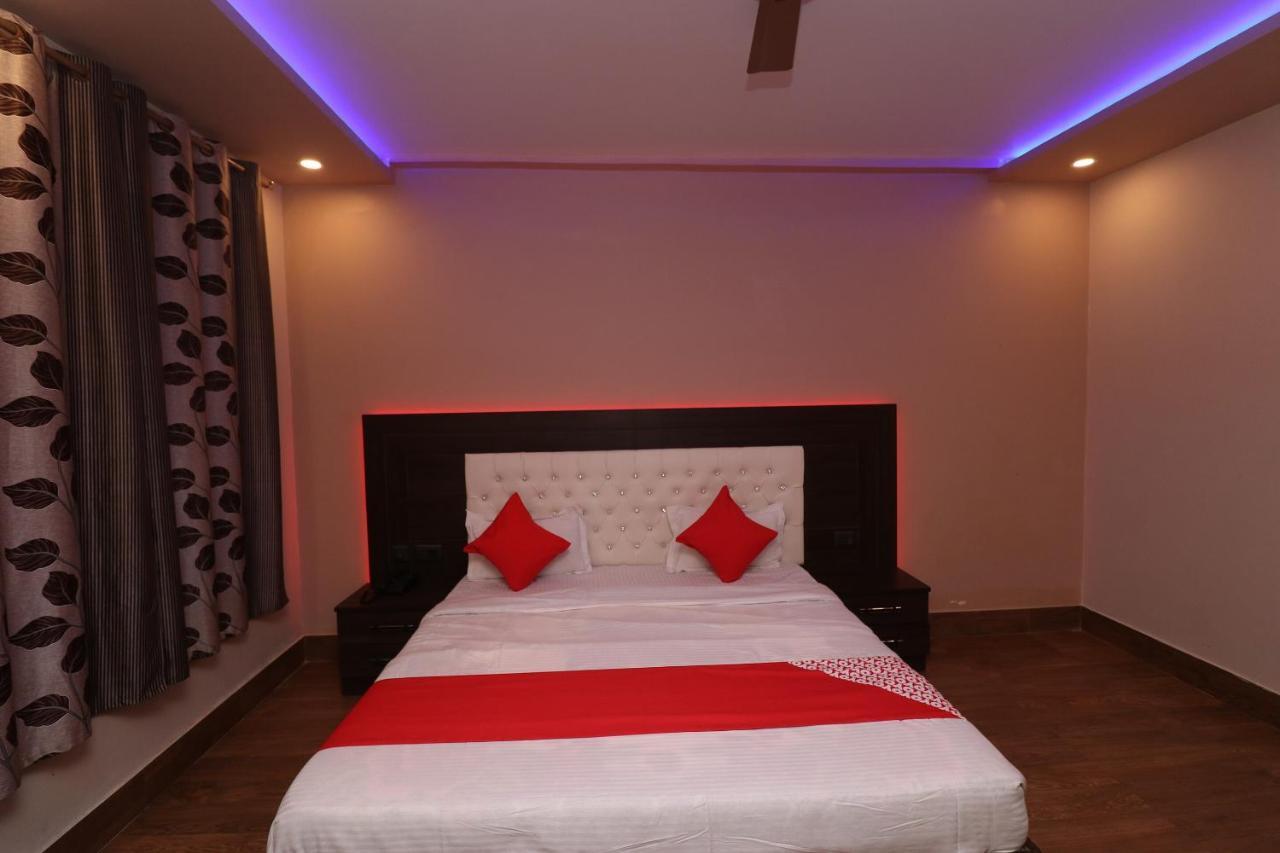 Oyo 33387 Laxmi Lawn And 3*