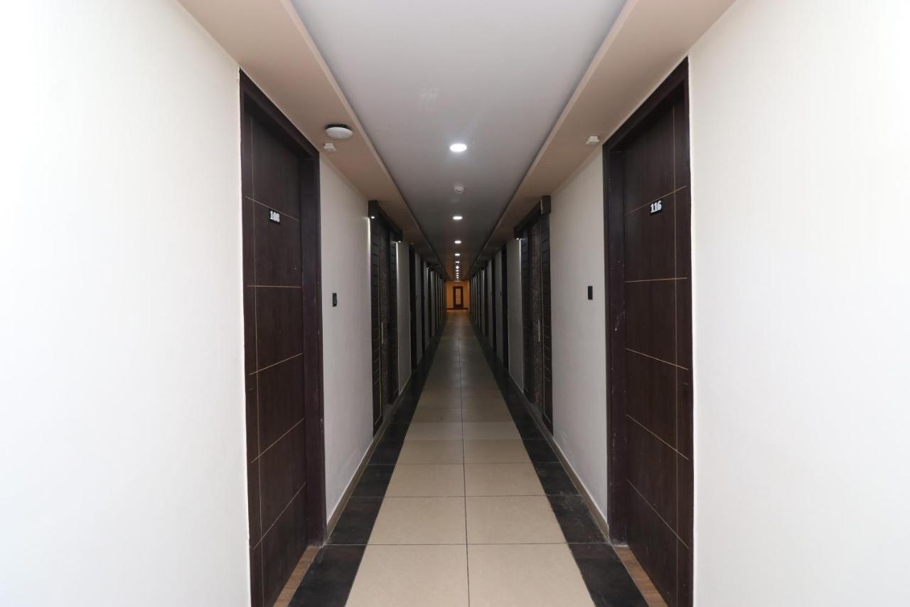 Oyo 33387 Laxmi Lawn And Hotel 3*
